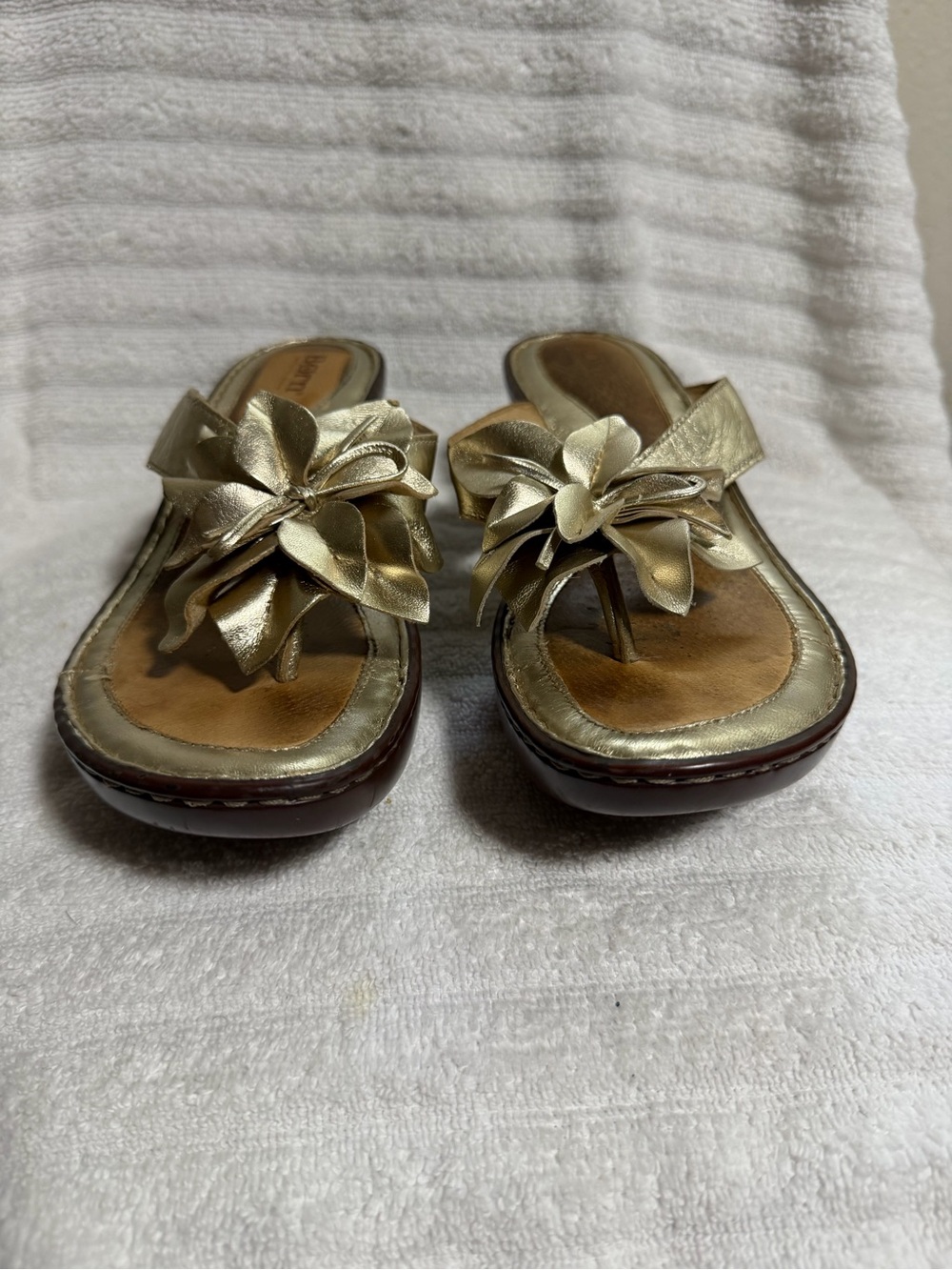 Born Gold Leather Floral Thong Wedge Sandals - Women Size 10 - Picture 2 of 7